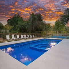Close to Gruene | Sleeps 2-4 | Pool & Pickleball